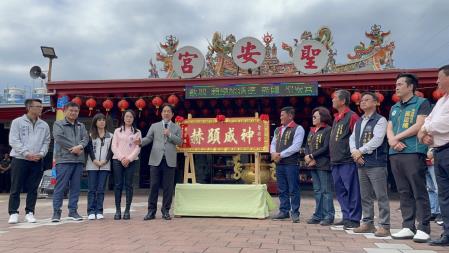 執行長洪宗楷、副執行長許文獻陪同總統賴清德台東縣鹿野鄉聖安宮揭匾.jpg